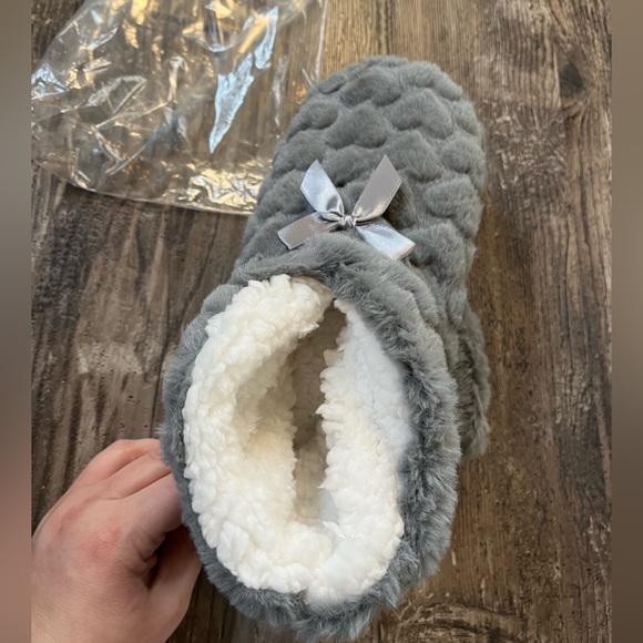 Skyline Collection Fuzzy Slipper Boots Grey New In Package Size 5-7 - Picture 5 of 7